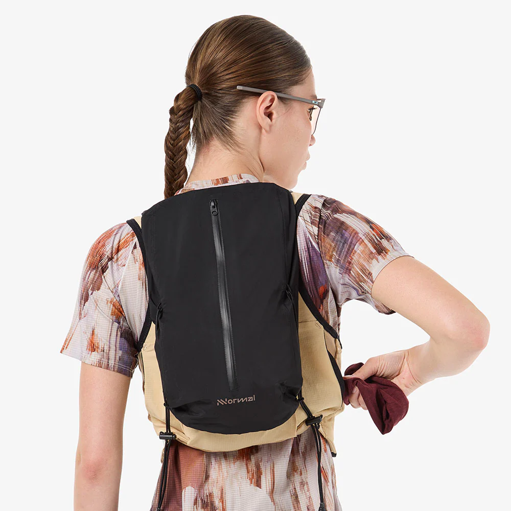 MOCHILA CHALECO NNORMAL MODULAR TRAIL - Beige - Image 17
